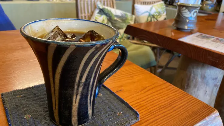 やちむんの器に注がれたアイスコーヒー