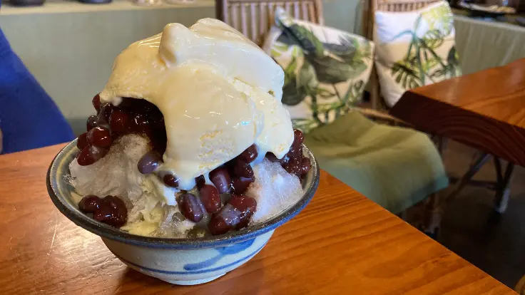 やちむんの器でいただく森の茶屋のぜんざい