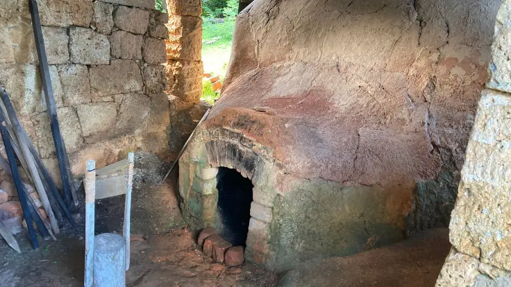 北窯の登り窯内部。土壁や焼成の痕跡が残り独特の空気感がある