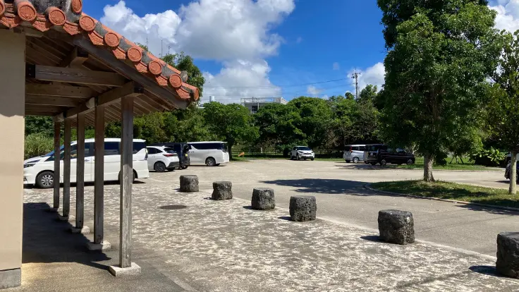 やちむんの里の入り口にある駐車場とトイレの様子