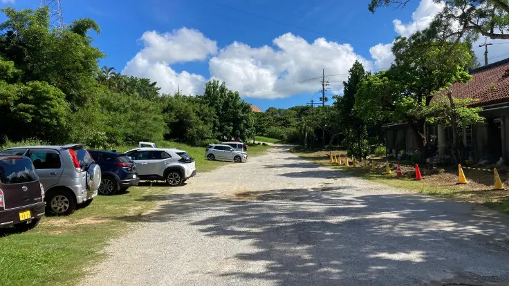 やちむんの里・北窯の前にある駐車スペース