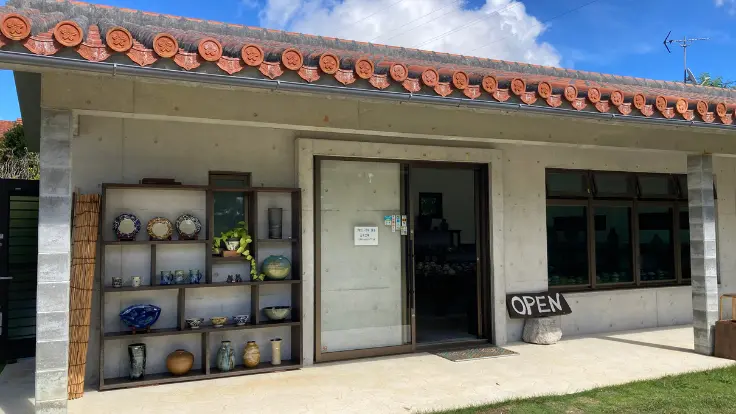 やちむんの里で新旧さまざまな工房をめぐり、お気に入りのやちむんを探す様子