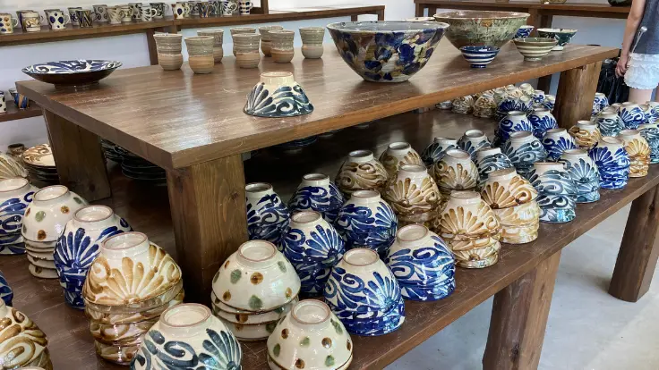 カラフルで個性豊かなやちむんが並ぶ様子