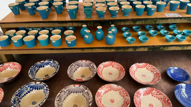 陶芸工房ふじの作品。海色の小鉢と、赤の絵付けが映える小皿