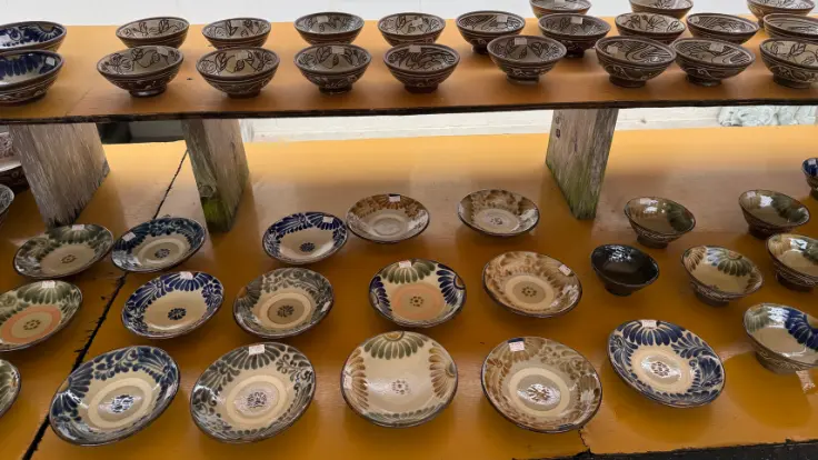 陶芸工房ふじの作品。やちむんらしい雰囲気の小皿