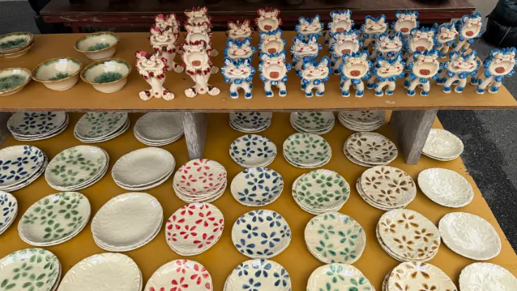 陶芸工房ふじの作品。小さなシーサーと、花びら模様が可愛い小皿