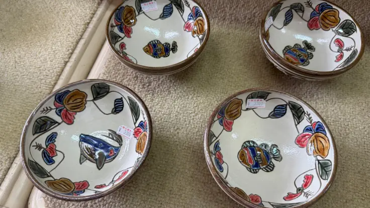 陶芸工房ふじの作品。魚や亀や鯨やイルカなど海の生き物が描かれた角平皿