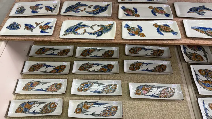 陶芸工房ふじの作品。沖縄モチーフが描かれた角平皿の別柄