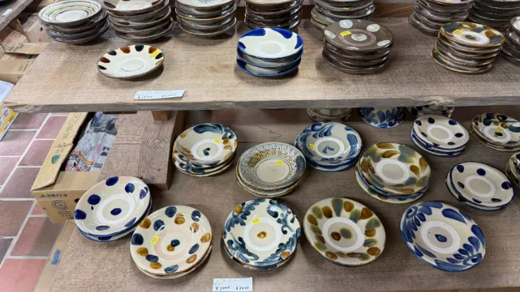 読谷山焼 北窯の小皿。模様が美しい器