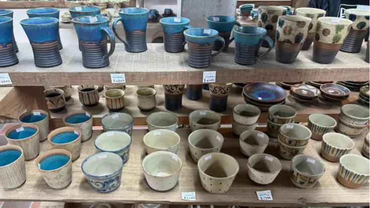 読谷山焼 北窯の小鉢とマグカップ。普段づかいしやすい器