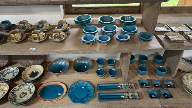 読谷山焼 北窯の青い器。青色が印象的