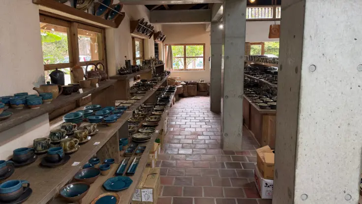 読谷山焼 北窯の共同売店の店内。広くてすっきりした雰囲気