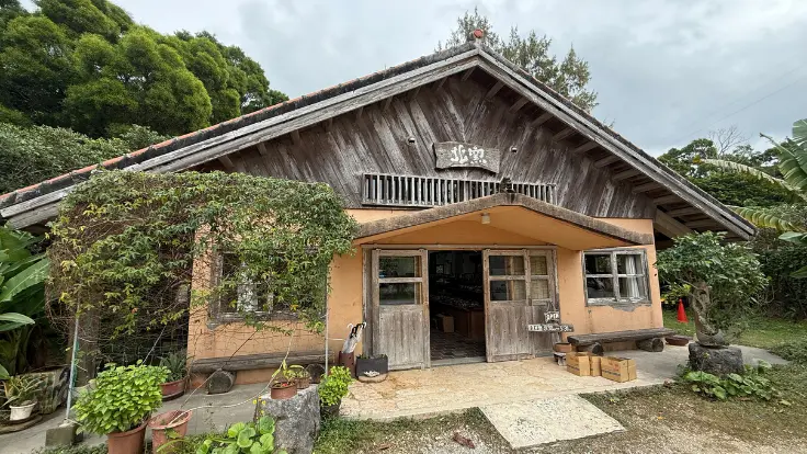 やちむんの里の最奥にある読谷山焼 北窯の外観