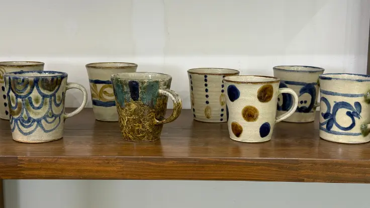 玉元工房のマグカップ。さまざまな柄のバリエーションが並ぶ様子