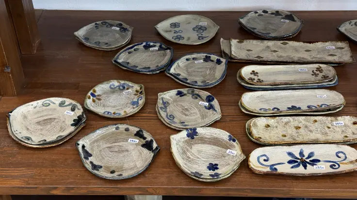 玉元工房の丸い平皿。取り分けや盛り付けに使いやすい器