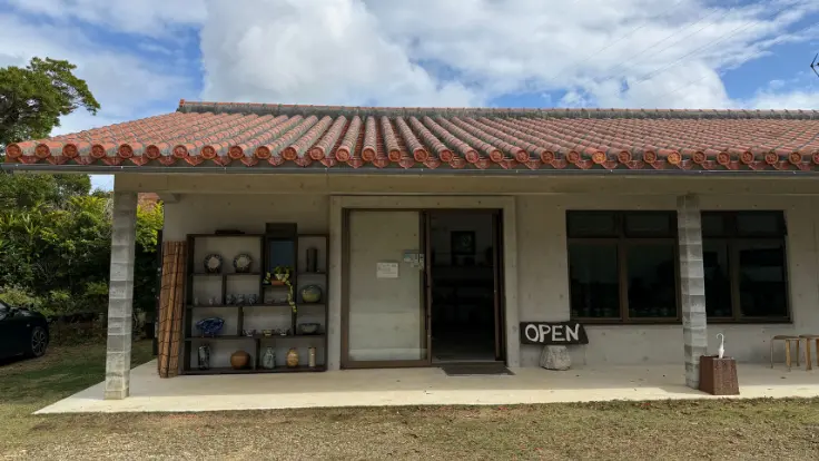 やちむんの里にある玉元工房の外観。打ちっぱなしコンクリートに赤瓦の建物