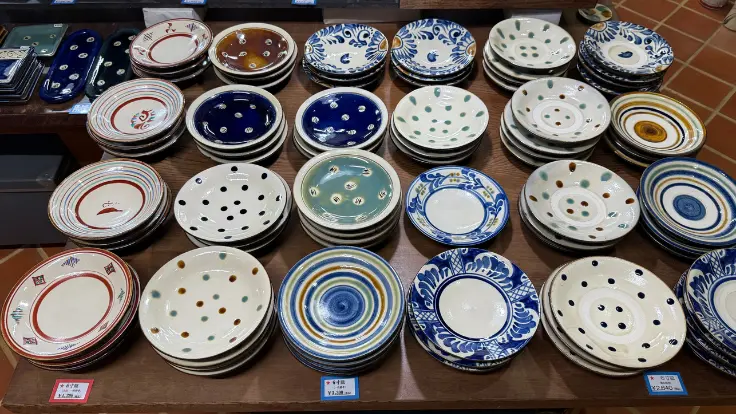 ギャラリーうつわ家の小皿。普段の食卓に合わせやすいサイズの器