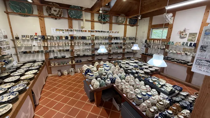 ギャラリーうつわ家の店内。整理整頓されていて器が見やすい空間