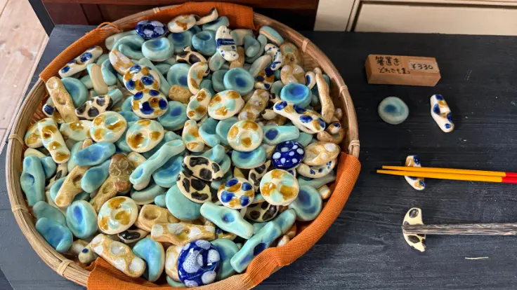 やちむんヤムチンの作品。絵付けが可愛い箸置き