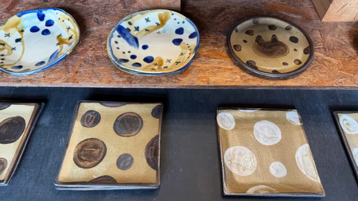 やちむんヤムチンの作品。猫モチーフの平皿