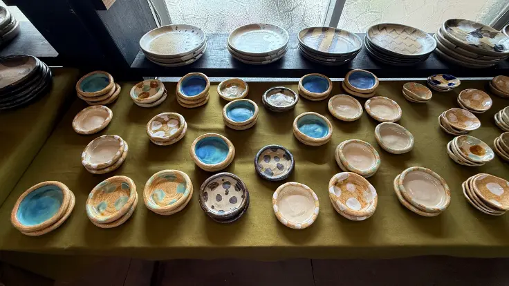 やちむんヤムチンの作品。かわいい絵付けの小皿