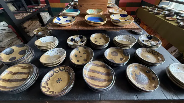 やちむんヤムチンの作品。日常使いしやすいサイズの小皿