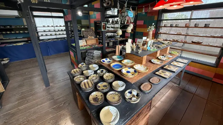 やちむんヤムチンの店内。日常使いしやすい器が並ぶ様子