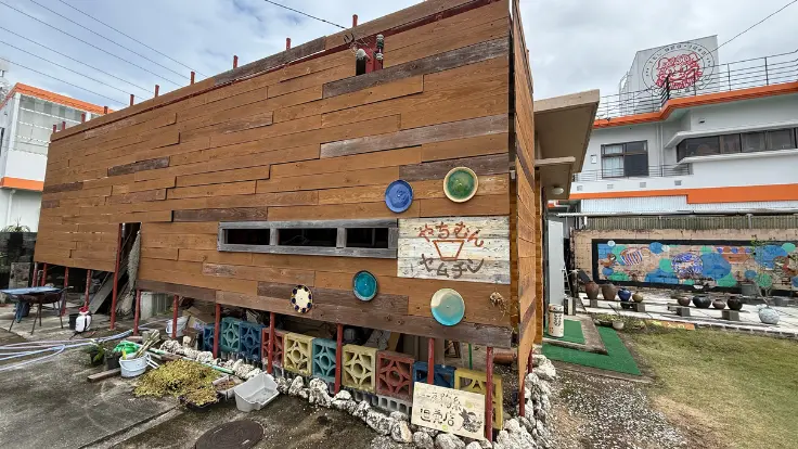 やちむんヤムチン（土工房陶糸 直売）の店構え。やちむんの里入口にある外観