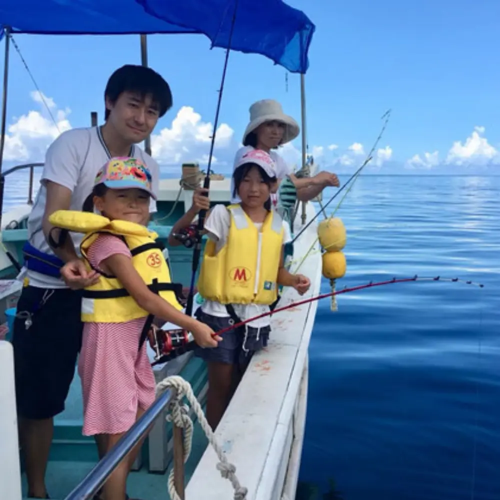 沖縄のボート釣りで子供が魚との出会いを楽しむ家族旅行の自然体験