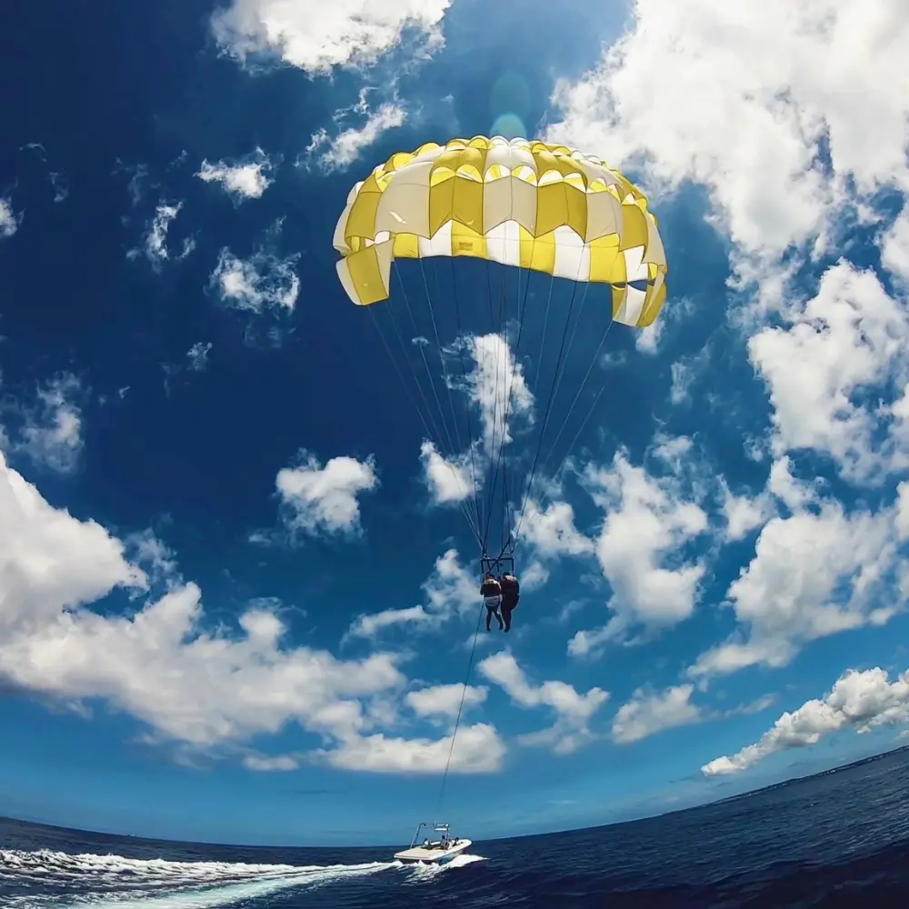沖縄のパラセーリングで子供が空から青い海を眺める家族向けアクティビティ