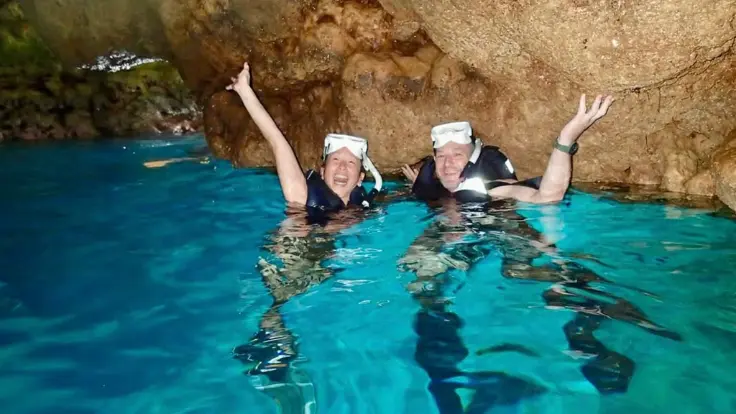 青の洞窟の青い光が差し込む水中の風景
