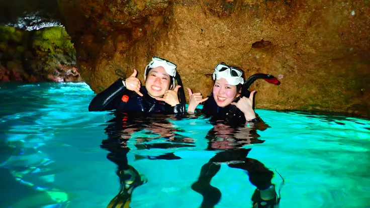 青の洞窟の青い光が差し込む水中の風景