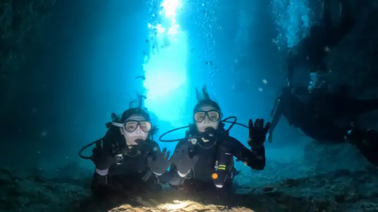 青の洞窟の青い光が差し込む水中の風景