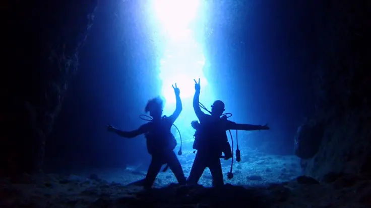 青の洞窟の青い光が差し込む水中の風景