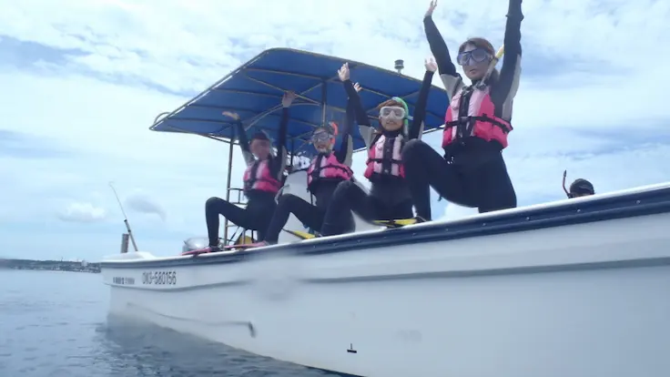 青の洞窟近くまでボートで向かい、海に入る直前の様子