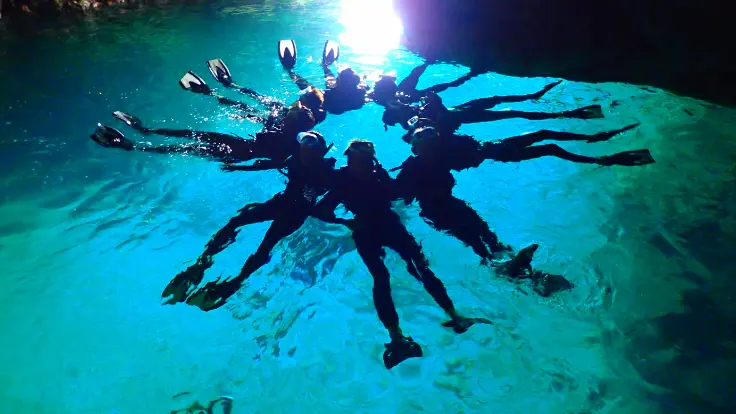 青の洞窟の青い光が差し込む水中の風景