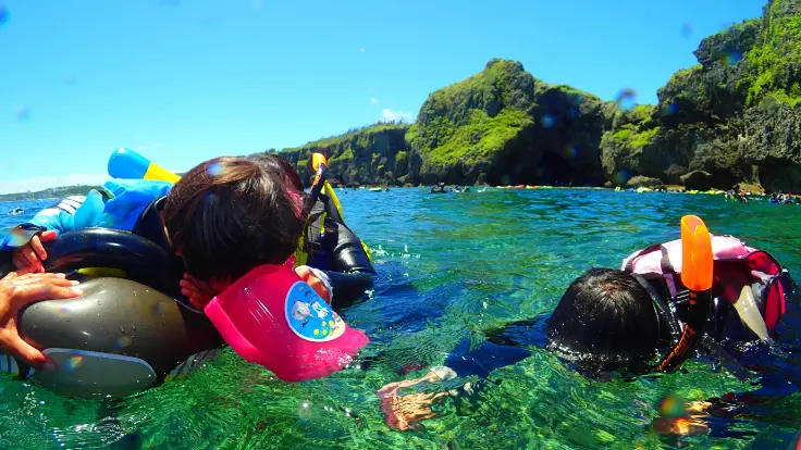 箱メガネで海の中をのぞく子どもの様子