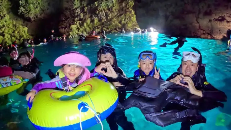 青の洞窟の青い光が差し込む水中の風景