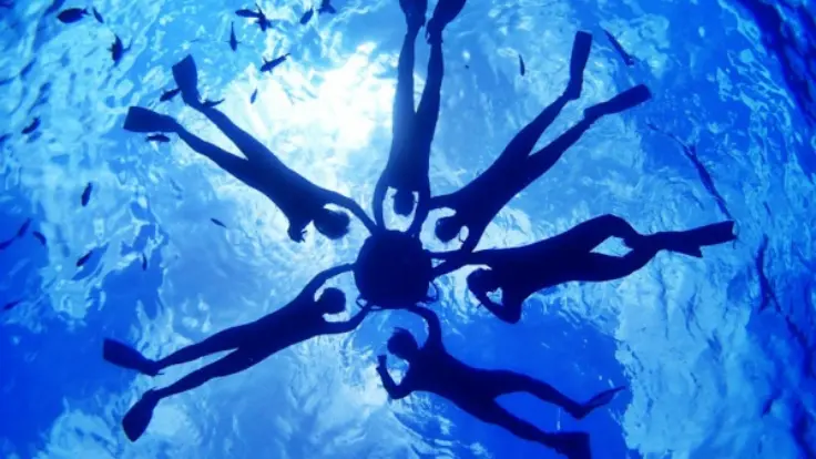 青の洞窟の青い光が差し込む水中の風景