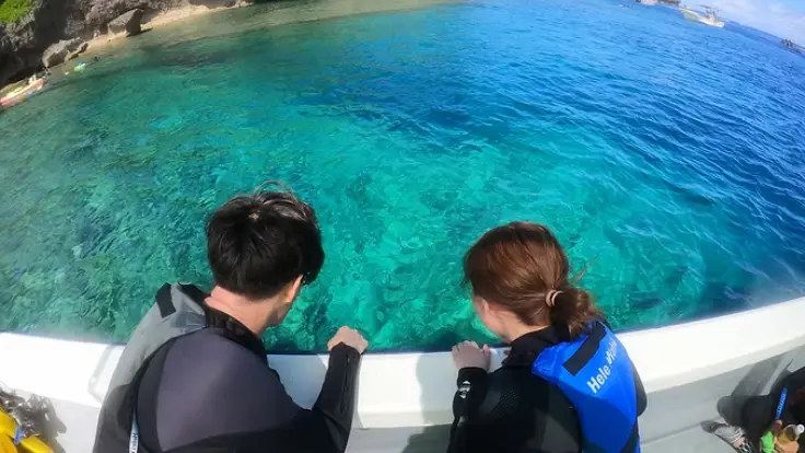 青の洞窟の青い光が差し込む水中の風景