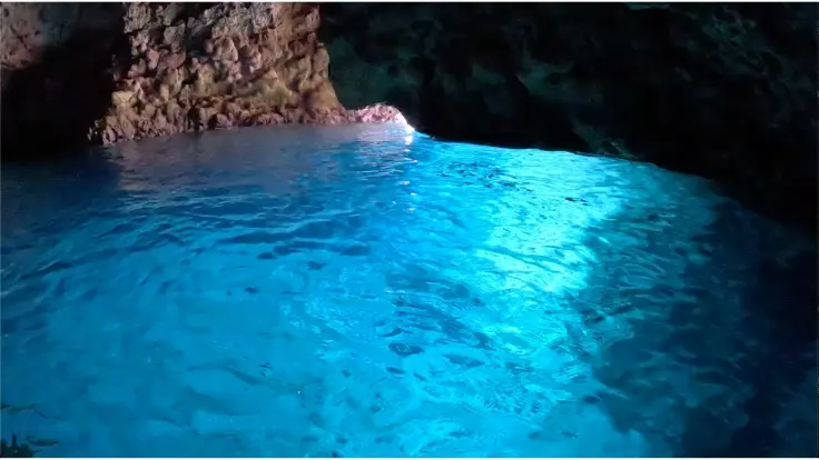 青の洞窟の青い光が差し込む水中の風景