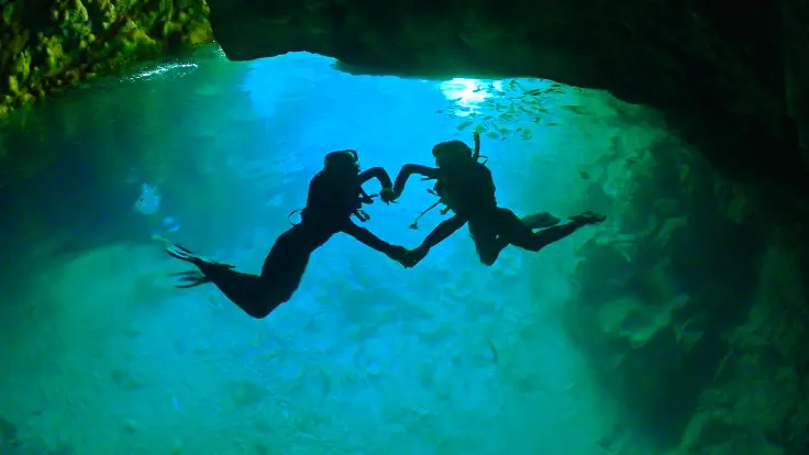 青の洞窟の青い光が差し込む水中の風景