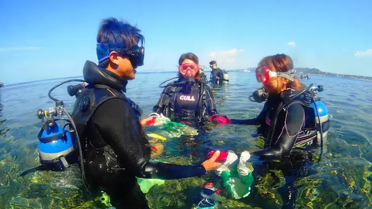 青の洞窟のビーチ便のイメージ（階段の上り下りがある）