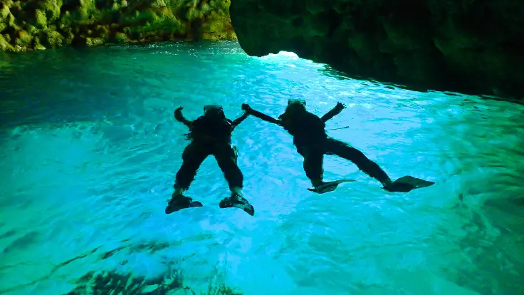 青の洞窟の青い光が差し込む水中の風景