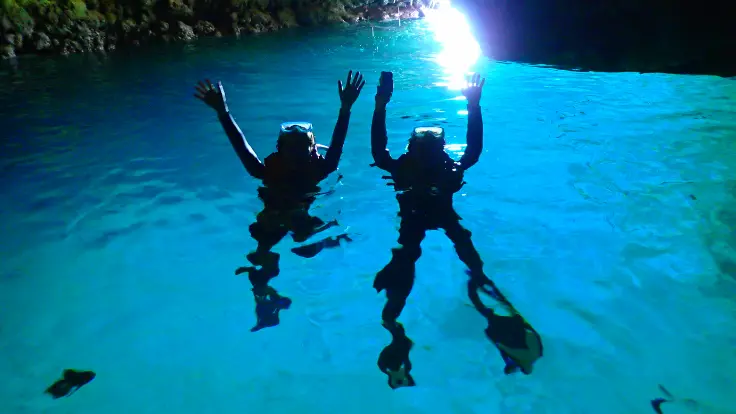 曇りの日の青の洞窟。やわらかい光の中で青が濃く見えやすい水中の風景