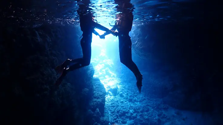 青の洞窟の青い光が差し込む水中の風景