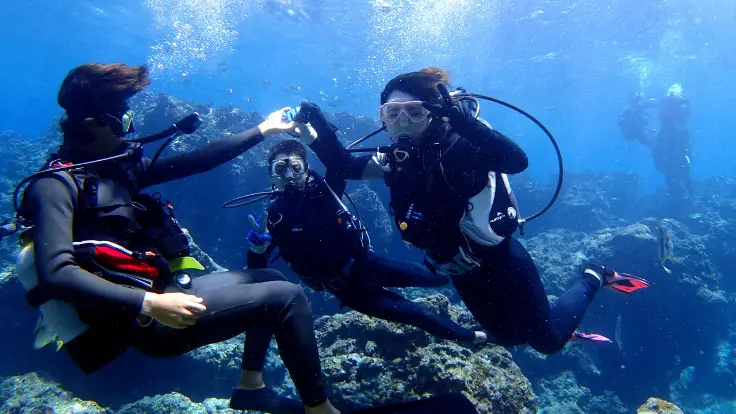 青の洞窟で体験ダイビングをする様子（専属ガイドが水中でサポート）