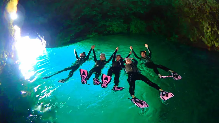 沖縄青の洞窟の輝きで写真を撮る女性達