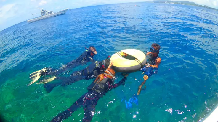 青の洞窟シュノーケリングを楽しむ様子（ライフジャケットで浮きながら観察）