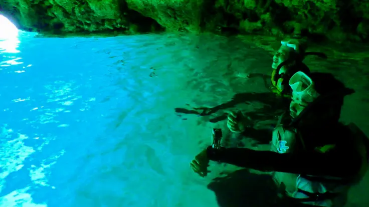 青の洞窟でシュノーケリングを楽しむ様子（水面から青さを楽しむ）